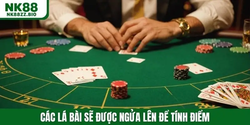 Các lá bài sẽ được ngửa lên để tính điểm